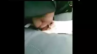 عاهرة محجبة تظهر ثدييها وتطلب قضيبًا إباحيًا قاسيًا