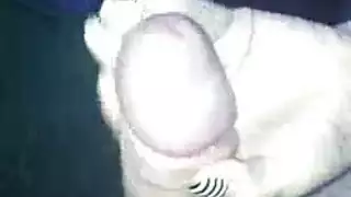 شابة تداعب الزب حتى يقذف في يدها