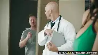 زوجة وقحة تنتشر لقضيب الطبيب الصلب