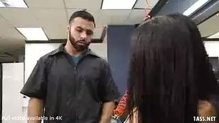 إباحية انتقامية: لاتينية ممتلئة تأخذ عضو الحلاق بعد خيانة الزوج