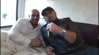 جماع جماعي صارخ مع فتاة ممتلئة الجسم وأعضاء متعددة