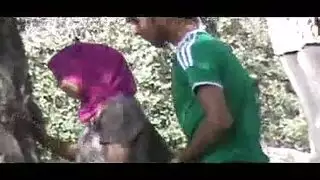 جنس خارجي صريح: وقوف على الأربع في الحديقة