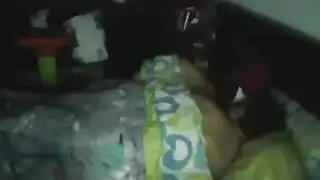 حركة قاسية في غرفة النوم: فتاة سمراء تتعرض للضرب القاسي