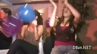 زوجة مشاركة: تبلغ ذروتها بقوة على قضيب وحشي