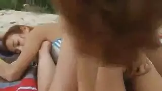 جنس خارجي: عذراء تمارس الجنس مع بستاني مفتول العضلات