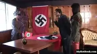 حركة جنسية قاسية في الثكنات: أعضاء ألمانية وفتيات مستعدات