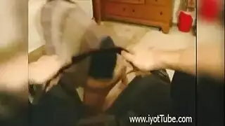 عامل إصلاح وقح يفاجئها بعصر صدرها وإدخال إصبعه في مهبلها