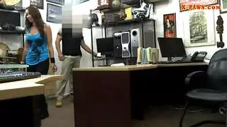 جنس مطبخ علني: سمراء ممتلئة تأخذ قضيبًا قاسيًا في الحفلة