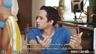 رجل يستمني على زوجة ابيه وهي تتمشى بالبيت عارية