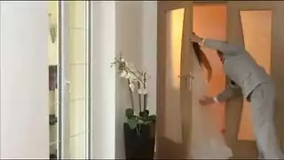 ليلة الدخلة العنيفة: رفع الفستان وضرب الفرج