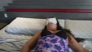 الأم السكرانة فاقدة للوعي، الابن المثير يدخل للعمل الإباحي