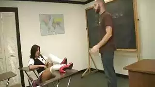 المعلم ينكح كس تلميذته الضيق على الطاولة