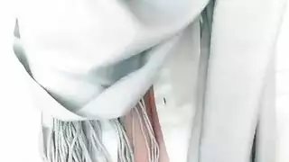 عاهرة محجبة تصور لعبة كسها وتشاركها على الإنترنت