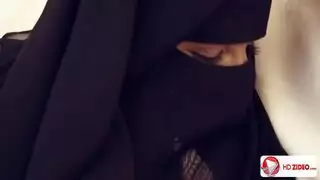 طويل وعنيف: زوج عربي يضرب زوجته المنقبة الشقية بقسوة