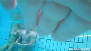 مصة غريبة تحت الماء تتحول إلى سكس قاسي بجانب المسبح