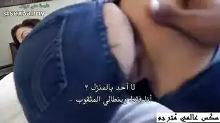 أخت بالتبني تئن بينما يتمزق جينزها أثناء الجنس