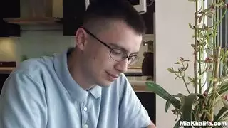 ميا خليفة تُمارس الجنس بقوة مع شاب مثير قضيب كبير في فيلم صريح