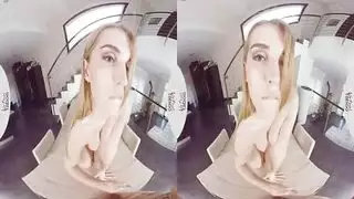 ضرب افتراضي: كيارا تأخذ عدة قضبان في فيلم واقع افتراضي إباحي