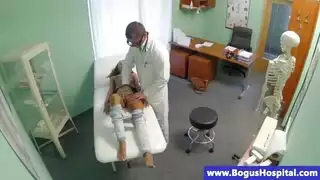 طبيب النساء المشاغب لا يقاوم تذوق ونك مريضته