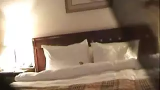 فتاة سعودية صغيرة تتعرض لجماع قوي من أمير على السرير