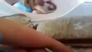 سكس نار عربي: زب كبير يملأ كسها بالسائل المنوي