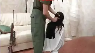 فتاة محجبة ساخنة تمص بقوة وتأخذ وجهًا منيًا سميكًا