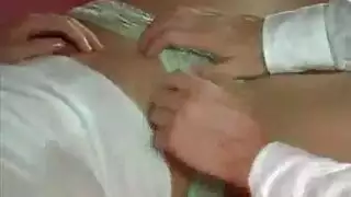 أخ يدخل ورأ أخته على لحمام وينيكهى بل غصب عنهى وهيى تبكي