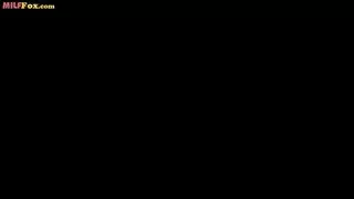 امهات مع ابنها بسرير نيام
