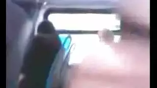 يجذبها من حلمتها بقوة