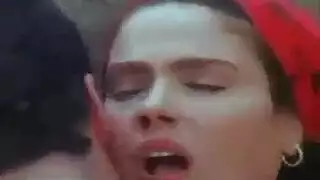 جنس صريح في الكوخ: لوسي تعصر أثدائها وتضرب بقوة