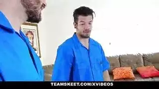 ربة منزل محجبة يائسة تتوسل لممارسة الجنس الجماعي