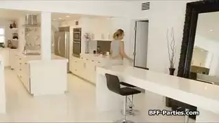 ثلاث مؤخرات شقراوية تتعرض للضرب من لاعب زبه ثخين