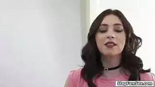 مراهقة حليبية تأخذ قضيب الفحل الأسمر الكبير بعمق في مهبلها الضيق