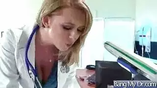 طبيبة ممحونة تمص قضيب مريضها بعنف في جنس فموي عميق