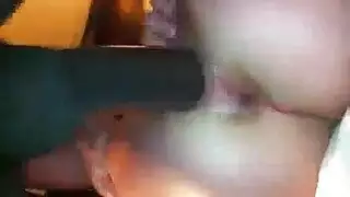 زبر أسمر يدخل بعمق في طيز بيضاء مع صفع الخصيتين