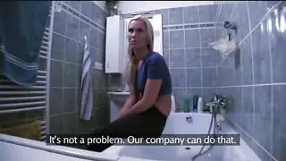 أداة عامل الصيانة تحفر في ربة المنزل المجاورة