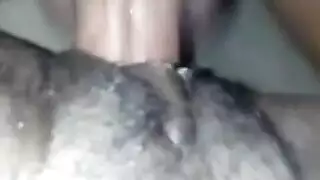 شقراء مثيرة في ذهنها بينما تنحني لقضيب ضخم