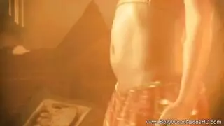 رقصة خاصة تتحول إلى جماع عنيف بوضعية كلابية