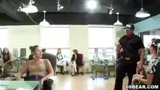 حفلة بسقوط المني على رجل عارٍ في المملكة المتحدة