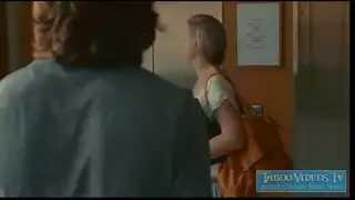 عاهرة صغيرة طويلة الشعر تأخذ شرجًا قاسيًا في الخارج