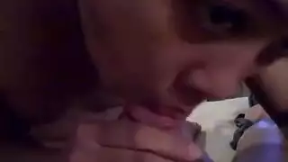 سمراء آسيوية مغلوبة بعدة قضبان سوداء صلبة في جماع جماعي