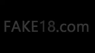 مراهقة مثيرة تتباهى بفرجها الحليق العاري وتلعب به