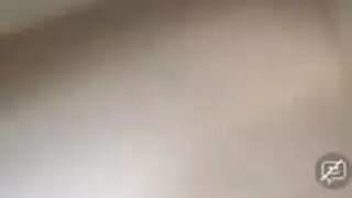 مراهقة ذات أثداء كبيرة تأخذ قضيبًا ضخمًا في فتحتها الضيقة