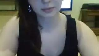 سمراء حارة تقدم عرضًا عاريًا بالكامل من غرفة المعيشة إلى المسبح