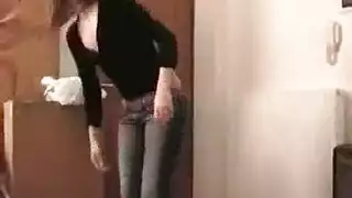 فتاة يابانية تتعمق في مص قضيب صلب في فيلم إباحي xxx