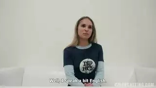 شقراء لطيفة تدمر مؤخرتها في شريط جنس خارجي