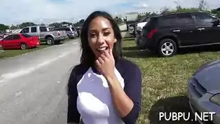 قنبلة شقراء تمص وتضاجع في مشهد إباحي صريح