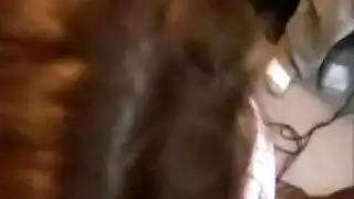 ثلاثية راكعة تتبادل الأدوار في لعق وجنس جماعي