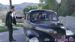 الفتاة النحيفة تتعرض لضرب شرجها بينما تمص قضيباً كبيراً