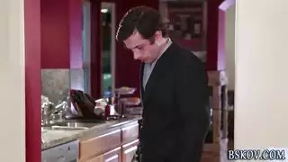 فستان أبيض بريء يتحول إلى جنس عنيف لكارلا كوش